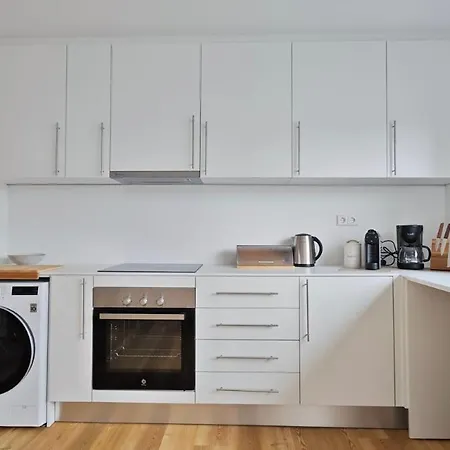 Ocean Breeze With A Pleasant Patio Apartamento