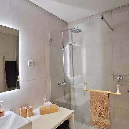 Ocean Breeze With A Pleasant Patio *